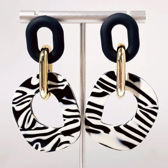 Zebra Print Chain Link Drop Earrings - Picture 4 of 5